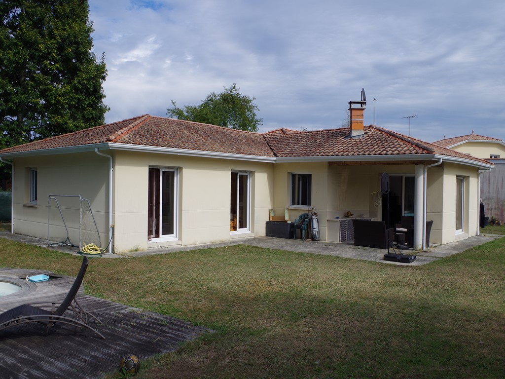 Maison récente, 137m², 3 chambres sur 1051m² avec piscine sur CESTAS